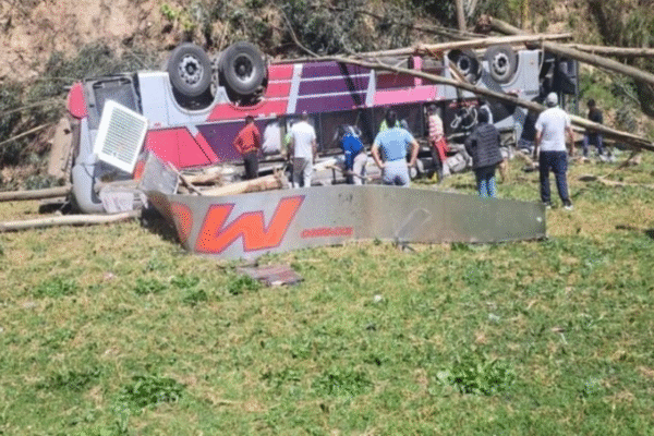 Acidente de ônibus deixa ao menos 18 mortos no Peru Segundo informações da AFP, o acidente ocorreu em uma estrada na região montanhosa de Junín, próxima aos Andes. O veículo realizava o trajeto entre Lima e a região amazônica do país.