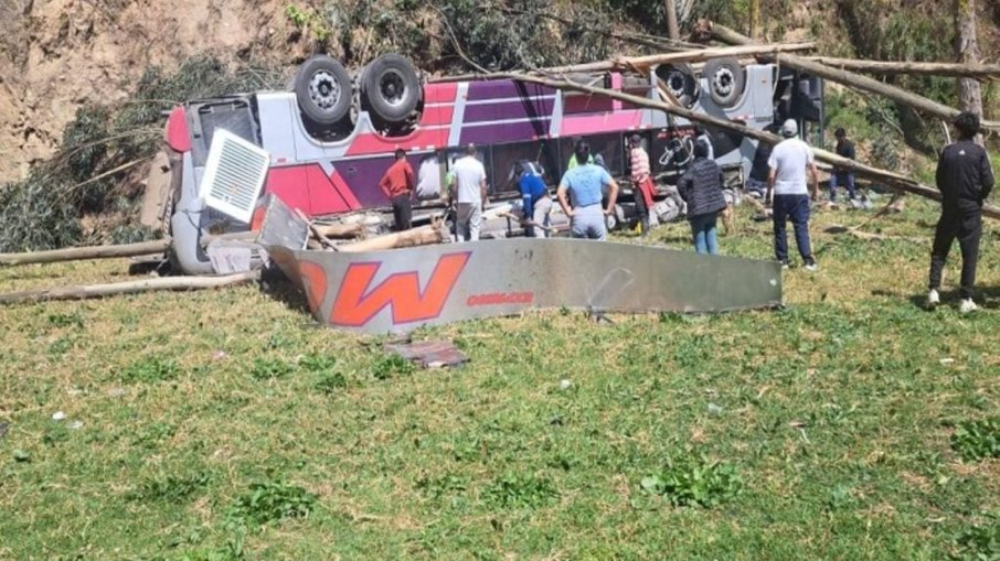 Segundo informações da AFP, o acidente ocorreu em uma estrada na região montanhosa de Junín, próxima aos Andes. O veículo realizava o trajeto entre Lima e a região amazônica do país.