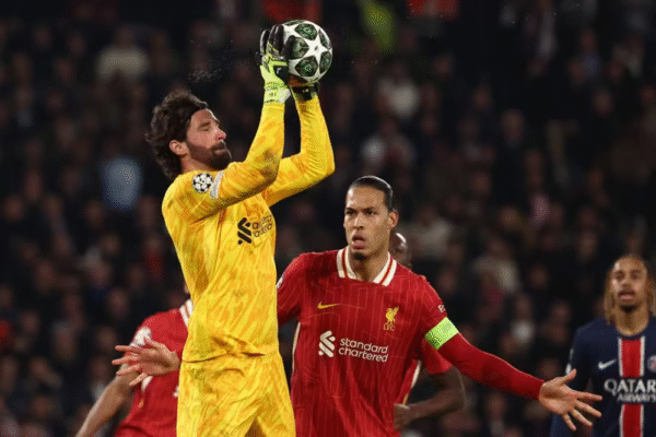 Alisson deixa turnê de pré-temporada do Liverpool por questões pessoais