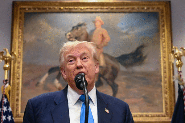 Trump assina decreto que oficializa tarifas de 50% ao Brasil