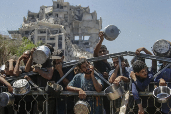 Ataques de Israel à Faixa de Gaza deixam 90 mortos, incluindo 29 enquanto buscavam comida, nesta segunda-feira