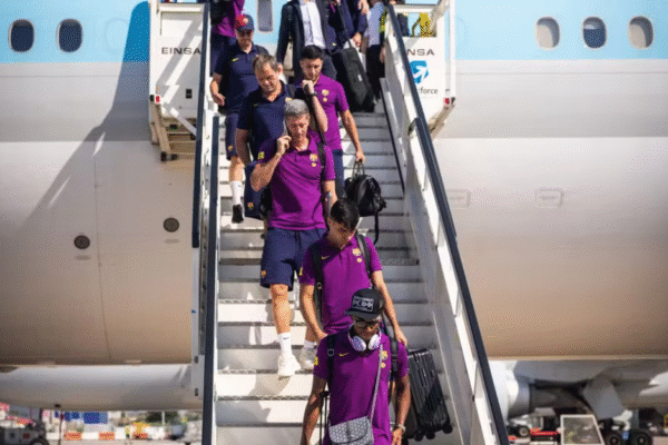 Jogadores do Barcelona reclamam de viagem de volta à Espanha após turnê pela Ásia