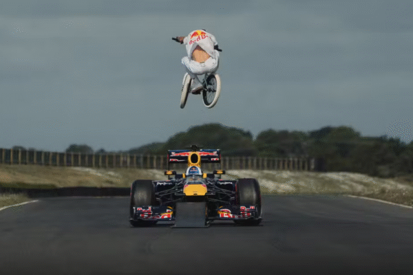 Atleta escocês de BMX impressiona ao saltar sobre carro de F1 em movimento
