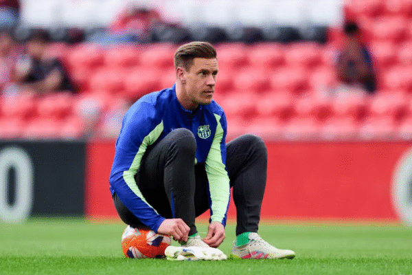 Barcelona pune Ter Stegen com perda da braçadeira de capitão após polêmica