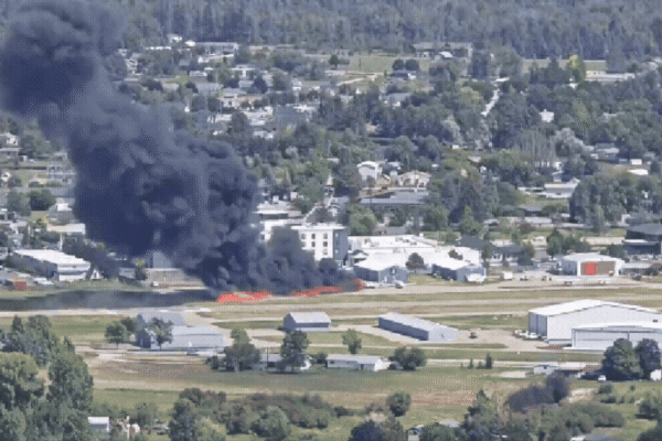 Avião pequeno colide com aeronave estacionada e provoca incêndio em aeroporto nos EUA