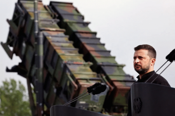 Zelensky diz que Ucrânia não vai retirar tropas de Donbass