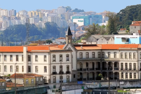 Homem morre asfixiado após companheira de 100 kg cair sobre ele em Portugal