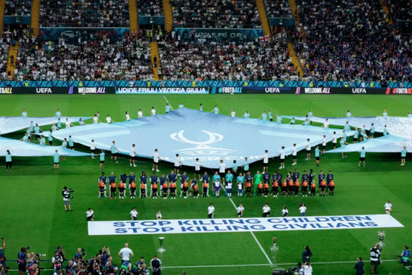 Uefa manda indireta a Israel com faixa contra mortes de crianças e civis