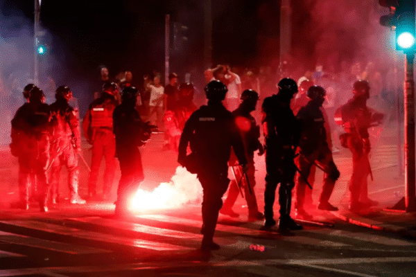 Protestos antigovernamentais na Sérvia aumentam na terceira noite de confrontos