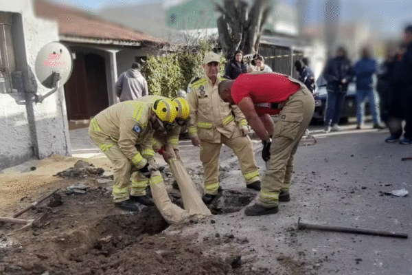 Bombeiros trabalham por quatro horas e meia para resgatar homem que ficou preso em bueiro em Curitiba