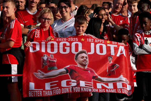 Torcedores do Liverpool homenageiam Diogo Jota na abertura da Premier League