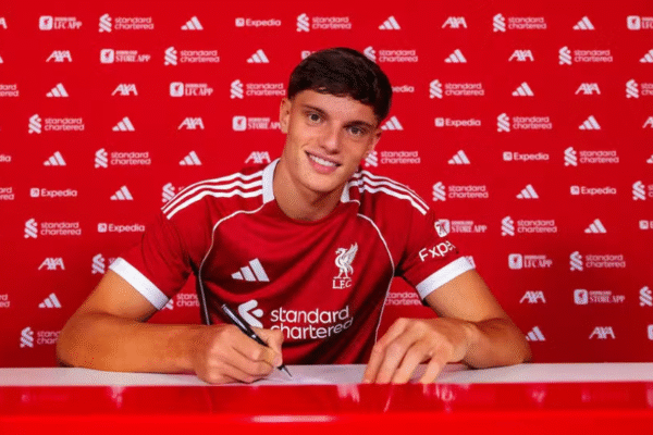 Liverpool contrata zagueiro italiano de 18 anos por R$ 220 milhões