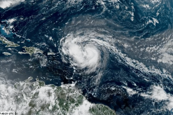 Furacão Erin atinge a “catastrófica” categoria 5, diz agência