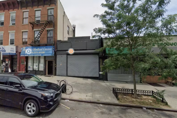 Atiradores abrem fogo em restaurante em Nova York e deixam 3 mortos e 8 feridos