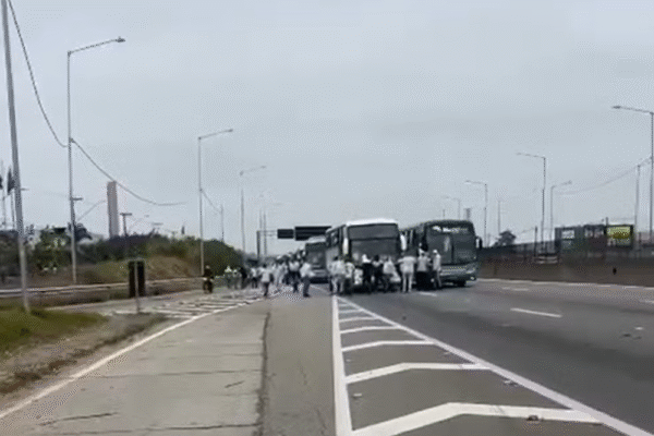 Torcedores do Palmeiras sofrem tentativa de emboscada com bombas e rojões na rodovia Dutra, em Guarulhos neste domingo