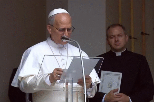 Papa Leão XIV pede sucesso em esforços de paz após reunião de Putin e Trump