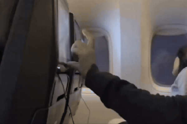 Passageiros ficam presos em avião após tempestade transformar voo em jornada de 29 horas