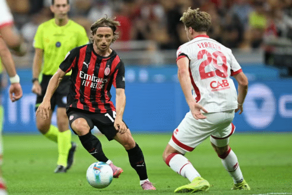 Modric estreia no San Siro diante de 71 mil torcedores e já tem status de ídolo no Milan
