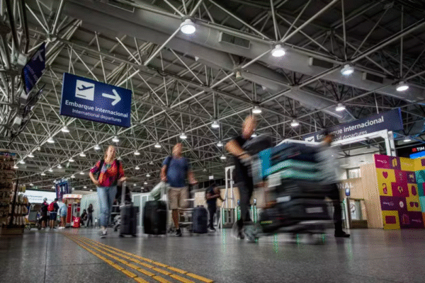 Número de passageiros em voos no Brasil e no exterior chega a 11,6 milhões em julho, recorde para o setor
