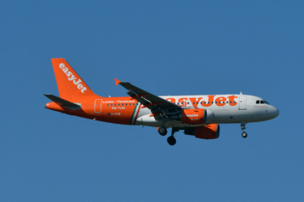 Avião retorna para França após homem tentar entrar na cabine do piloto