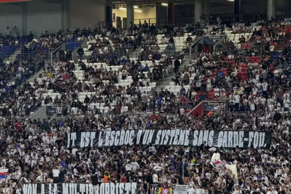 Jogo do Lyon é interrompido por faixa contra Textor: “Vigarista”