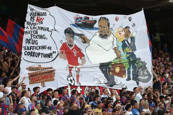 Torcida do Crystal Palace protesta e coloca Textor como palhaço em bandeira