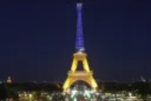 Torre Eiffel ganha cores da Ucrânia em Dia da Independência