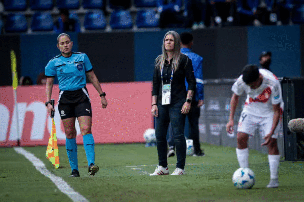 Primeira treinadora brasileira na Europa, Emily Lima abre portas para mulheres: “Objetivo pessoal”
