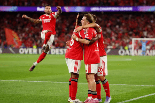 Benfica vence Fenerbahçe, de José Mourinho, e vai à fase principal da Champions League