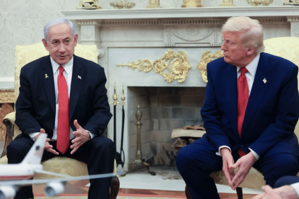 Trump discute plano para Gaza ao fim da guerra; Israel amplia ataques