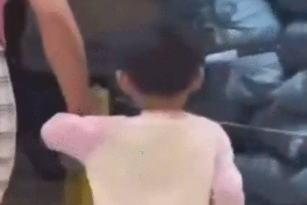 Mãe entra em surto e atinge filha com facada na cabeça na China.