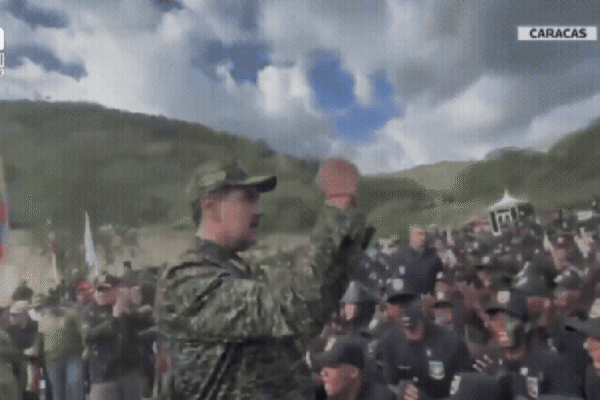 Maduro percorre bases e mobiliza Exército diante de avanço naval dos EUA no Caribe