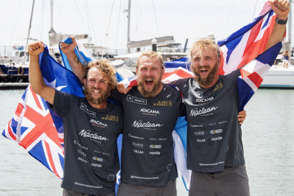 Irmãos escoceses completam travessia do Pacífico a remo