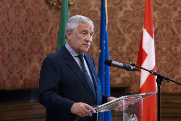 Tajani diz ser a favor de sanções financeiras contra Rússia