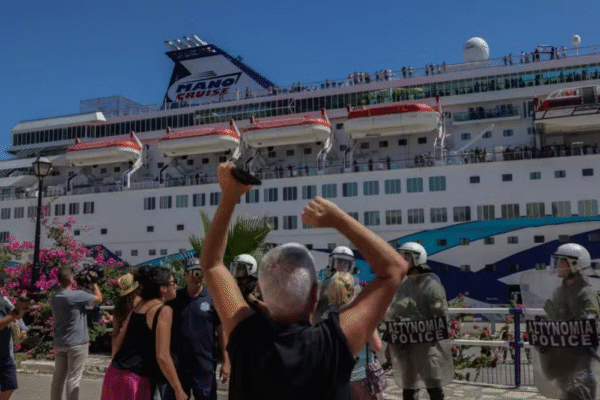 Hostilidades contra turistas israelenses crescem no exterior, enquanto Israel prossegue com ofensiva em Gaza