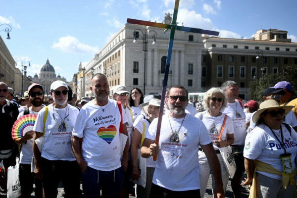 Vaticano recebe primeira grande peregrinação LGBT+ oficial durante o Jubileu