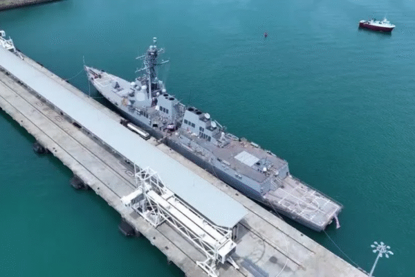 Drone mostra navio de guerra dos EUA no Canal do Panamá