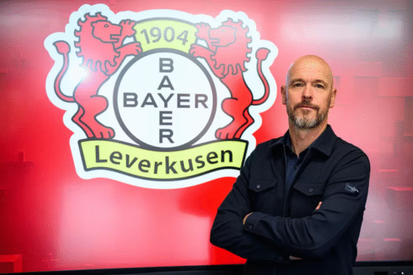 Leverkusen demite técnico Erik ten Hag após três jogos