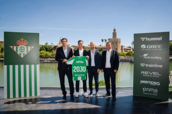 Antony é apresentado no Real Betis e vai às lágrimas
