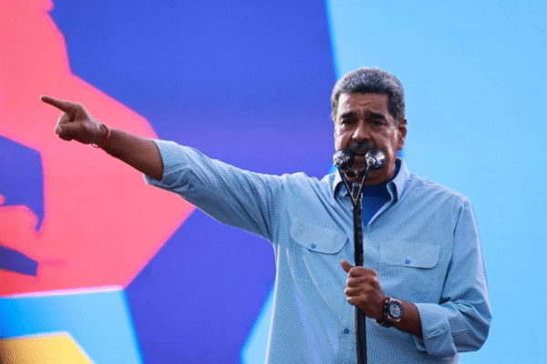 Maduro acusa EUA de iniciar ofensiva para roubar petróleo da Venezuela