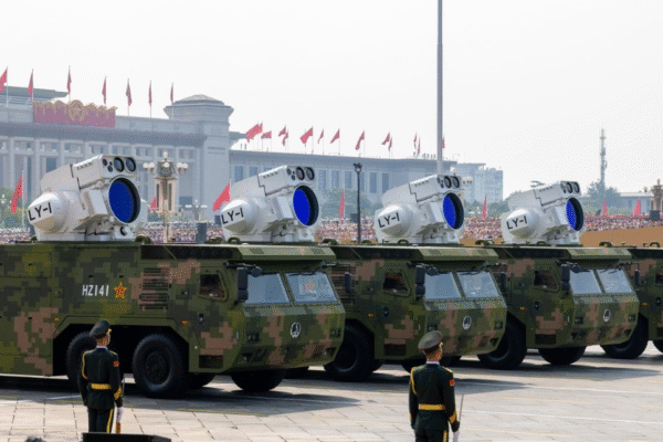 Xi Jinping revela nova arma a laser da China.