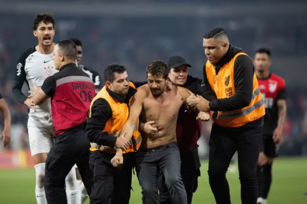 Athletico x Corinthians: torcedor que invadiu campo se apresenta à polícia e explica agressão: “Bebida”