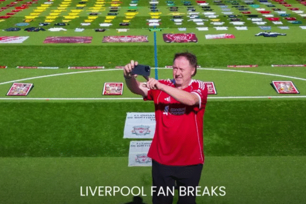 Torcedor do Liverpool entra para o Guinness por ter a maior coleção de camisas de um clube