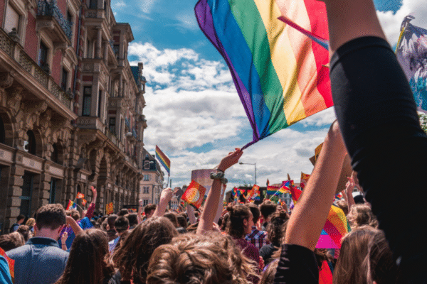 Hungria proíbe Parada do Orgulho em repressão à comunidade LGBTQ+