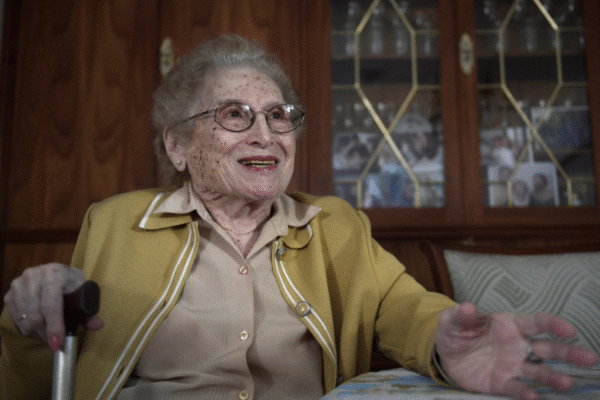Argentina: Morre aos 106 anos Rosa Roisinblit, histórica vice-presidente das Avós da Praça de Maio