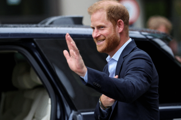 Príncipe Harry visita rei Charles III pela primeira vez desde 2024