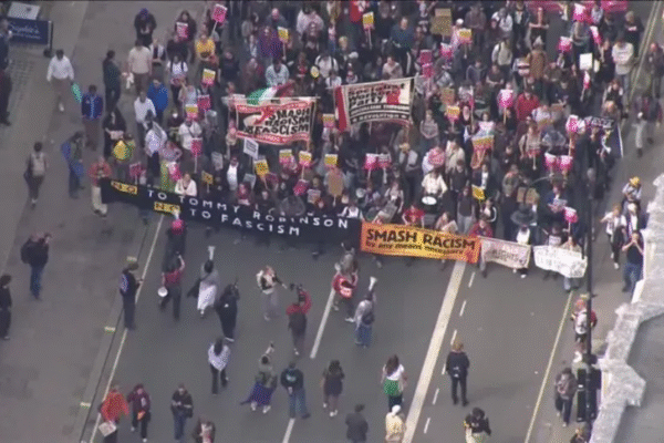 Mais de 100 mil pessoas participam de protesto anti-imigração em Londres