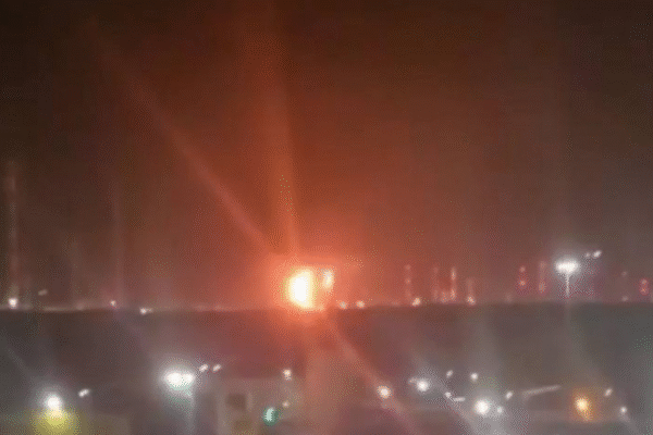 Drones ucranianos atingem refinaria de petróleo da Rússia e causam incêndio