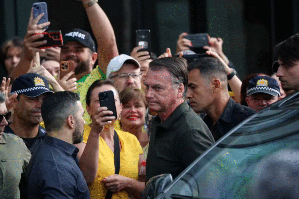 Bolsonaro deixa hospital após procedimento para retirar lesões da pele; exame mostra anemia
