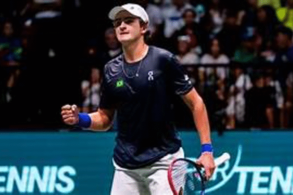 João Fonseca vence Tsitsipas e coloca Brasil nas qualificatórias da Copa Davis 2026